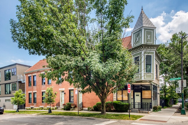 Building Photo - 2825 N Damen Ave Rental