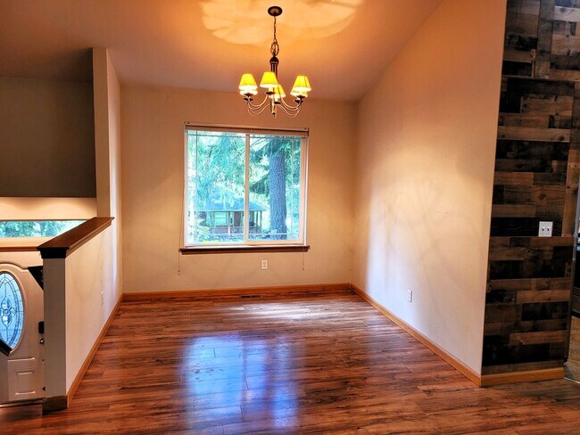 Photo - Spacious 3 Bedroom Home with Garage