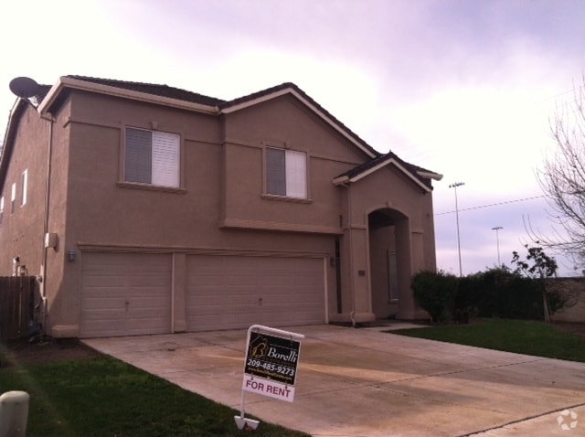Building Photo - Spacious Two Story Home For Rent