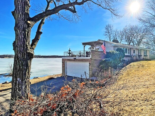 Spacious and Charming LAKEFRONT Home with ... - Spacious and Charming LAKEFRONT Home with ...