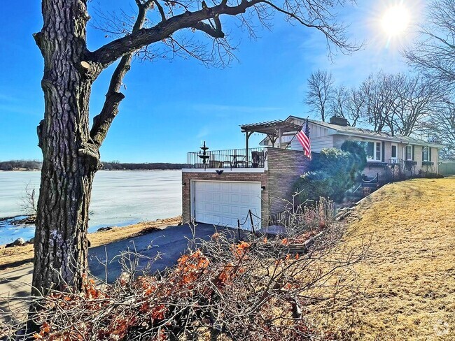 Building Photo - Spacious and Charming LAKEFRONT Home with ...