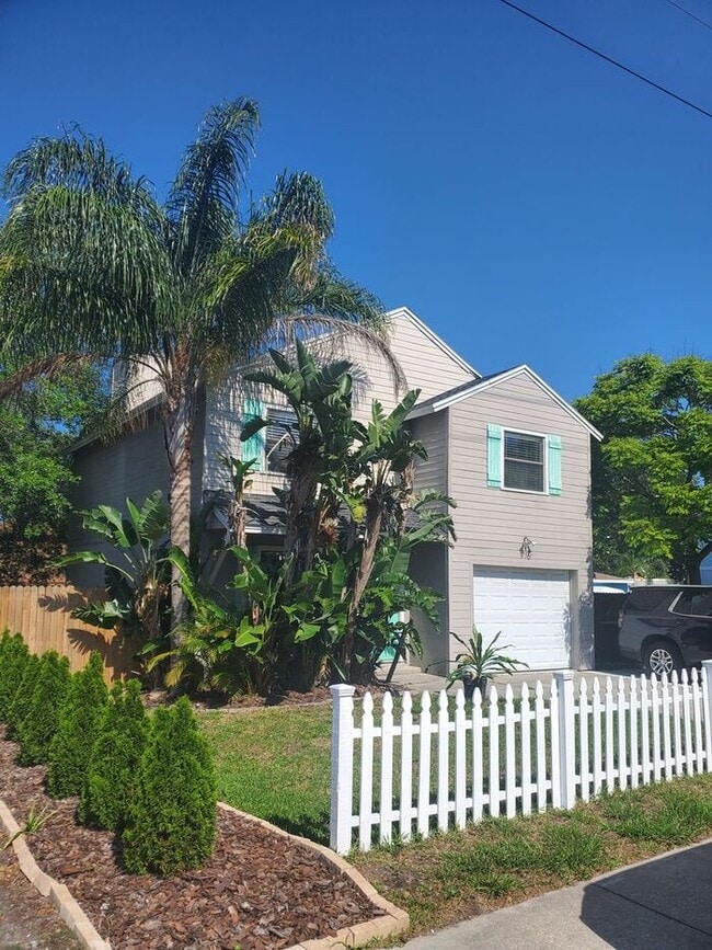 Beautifully Updated 3/2 One Mile from Beach! - Beautifully Updated 3/2 One Mile from Beach! House