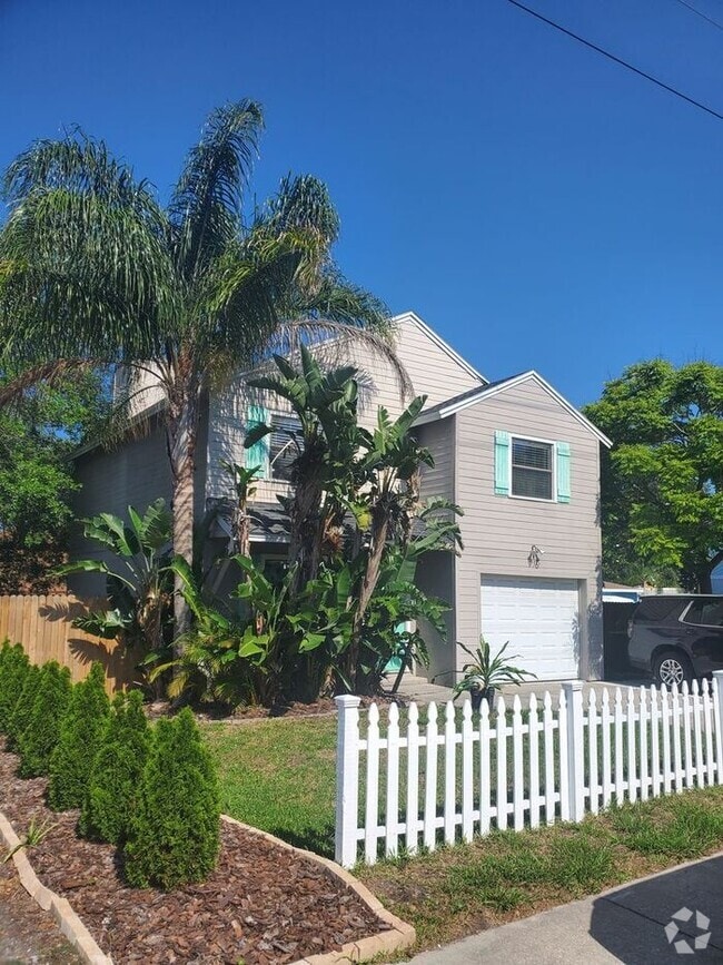 Building Photo - Beautifully Updated 3/2 One Mile from Beach! Rental