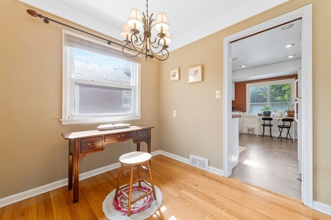 Photo - 437 W Sunnybrook Dr