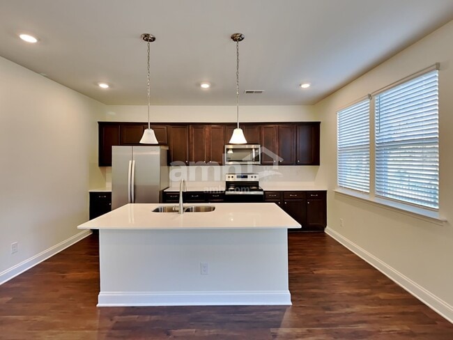 Photo - 553 Rivermist Dr