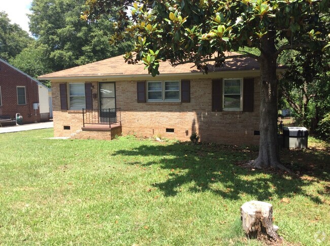 Building Photo - 3 Bedroom, 1 Bath w/ Large Backyard! Rental