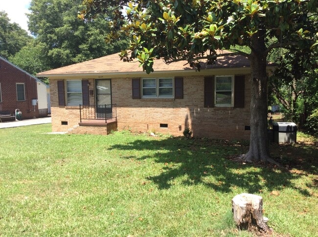 3 Bedroom, 1 Bath w/ Large Backyard! - 3 Bedroom, 1 Bath w/ Large Backyard! House