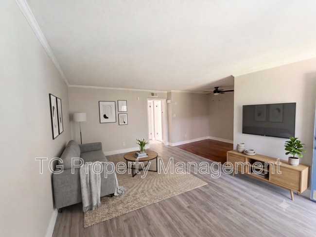 Building Photo - 3921 Inwood Rd Unit #2015