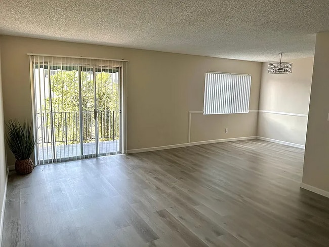 Photo - 220 E Live Oak St Unidad 19