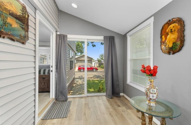 Photo - 852 Tarpon St SW