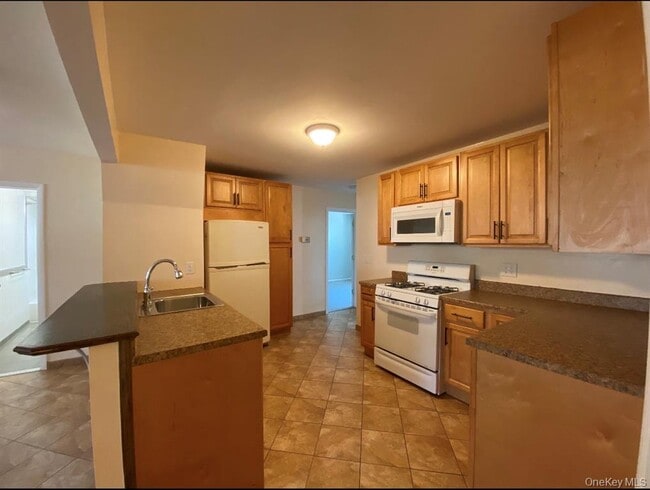 Building Photo - 8 Birchwood Ave Unit 8 Birchwood Avenue