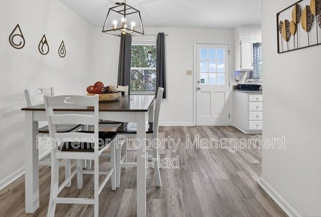 Photo - 115 S Mendenhall St