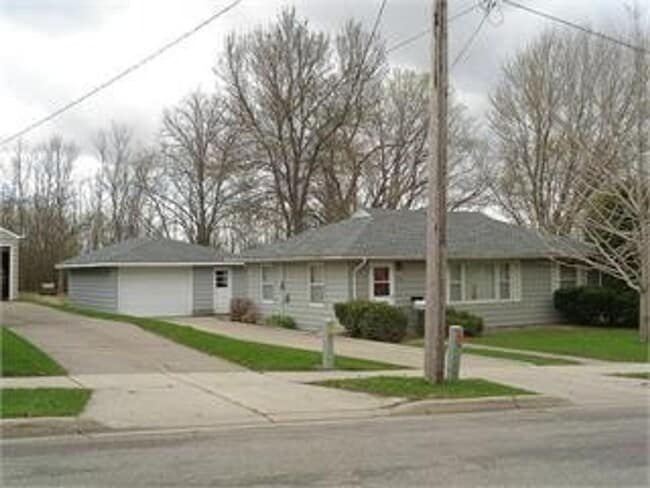 Building Photo - 2 Bedroom 1 Bath Home