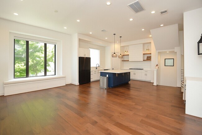 Photo - 1525 Weber St