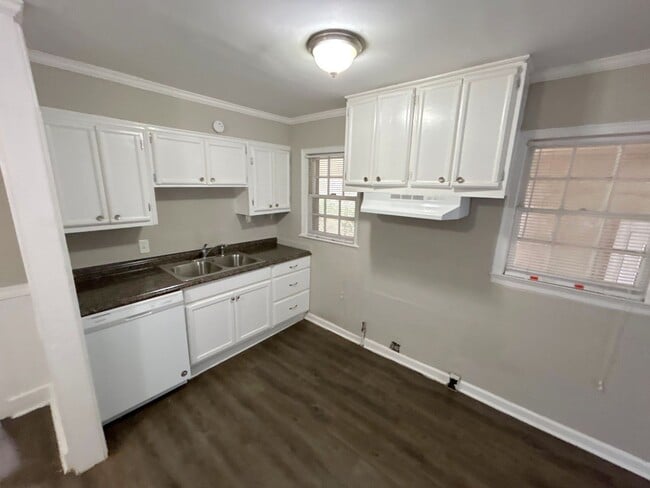 Photo - 1111 Robin Hood Ln