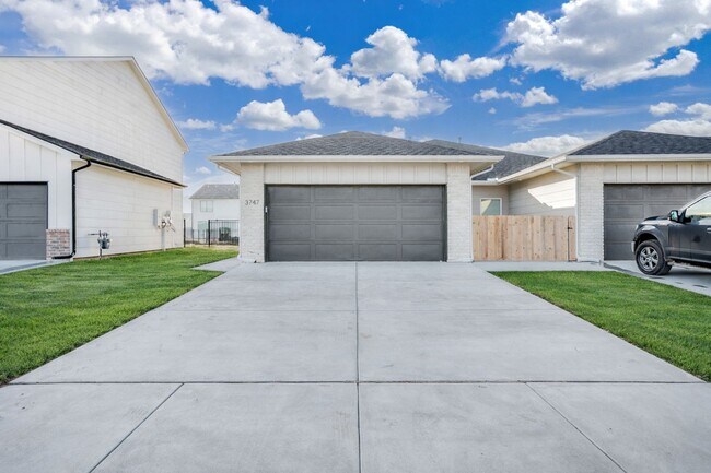 Building Photo - Pineway Aria Plan