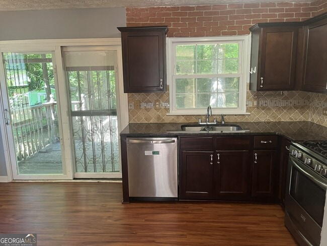 Photo - 2561 Lewfield Cir SE