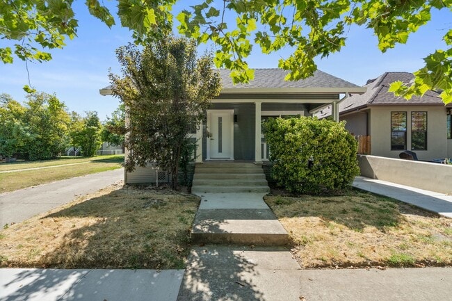 Building Photo - 1633 35th St Rental
