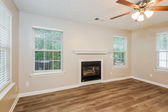 Photo - 966 Windcroft Cir NW