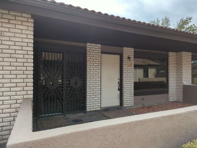 Centrally Located 1 Bedroom + Loft Townhom... - Centrally Located 1 Bedroom + Loft Townhom...