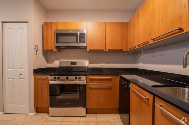 Building Photo - 3 bedroom in CHICAGO IL 60605 Unit 910 Rental