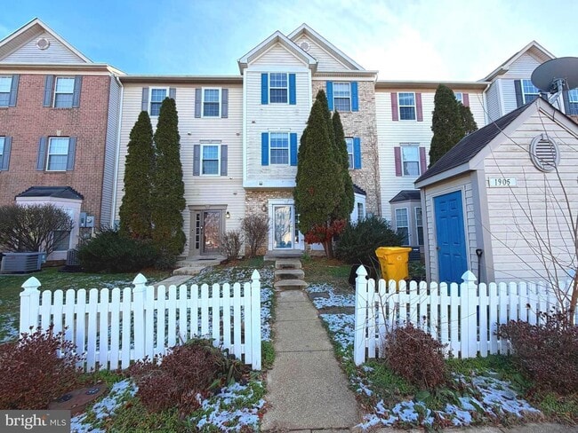Building Photo - Beautiful 3bd 2.5bth Townhome in Sought-After Seven Oaks.