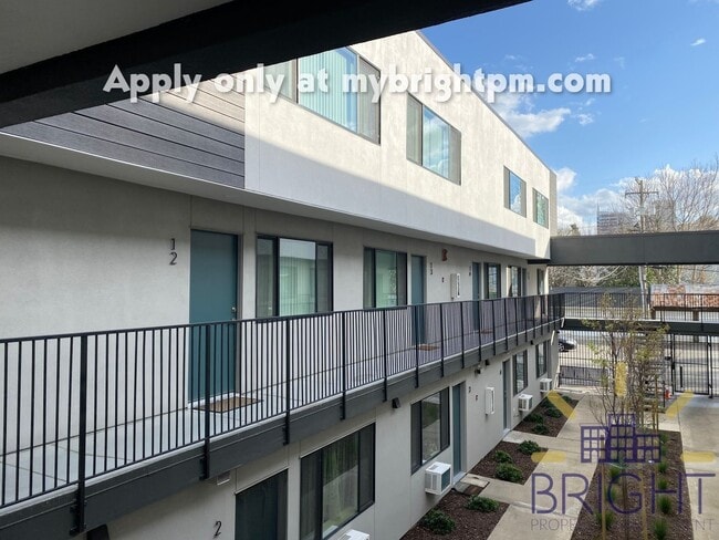 Photo - Recently Renovated 2 Bedroom 1 Bath, Two-Level Apartment-Great Midtown location! Unidad 14 South