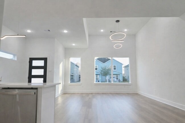 Photo - 8137 Cabot St