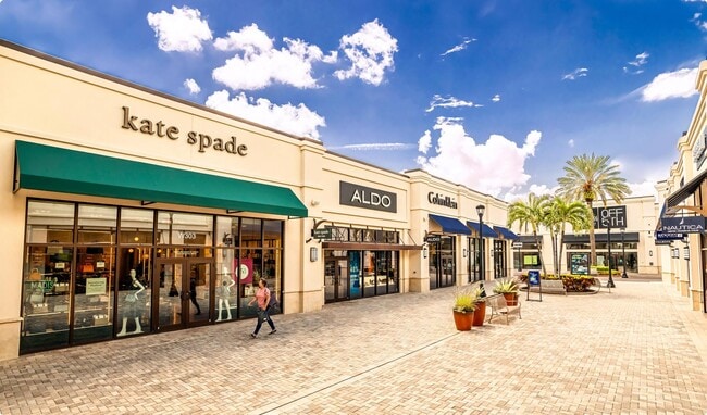 Explore the vibrant shopping and dining options just steps from Ponte Verde Apartments At Palm Beach Lakes. Enjoy a variety of upscale boutiques and eateries within this lively retail destination. Don’t miss out—come visit us today!