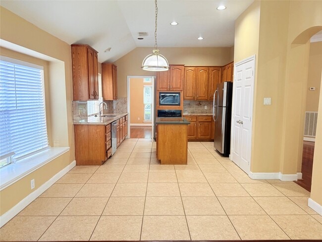 Building Photo - 5010 Rebel Ridge Dr
