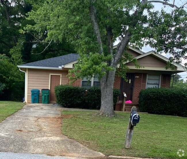 Building Photo - Three Bedroom Brick Ranch Home, Total Elec...