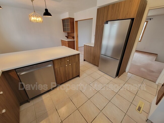 Photo - 11204-11248 48 Ave NW