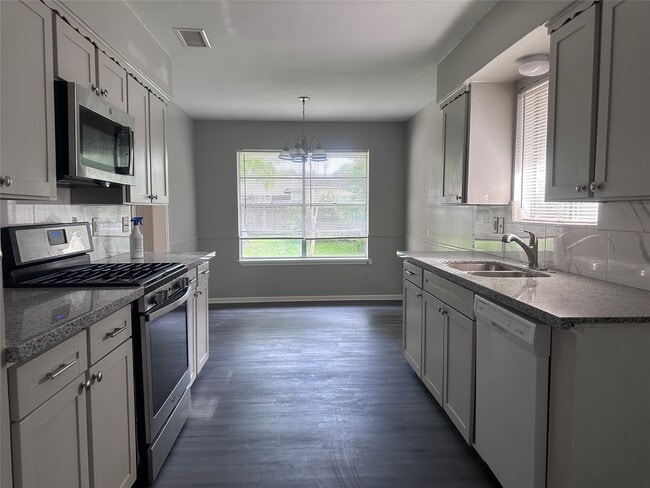 Photo - 13611 Fernhill Dr