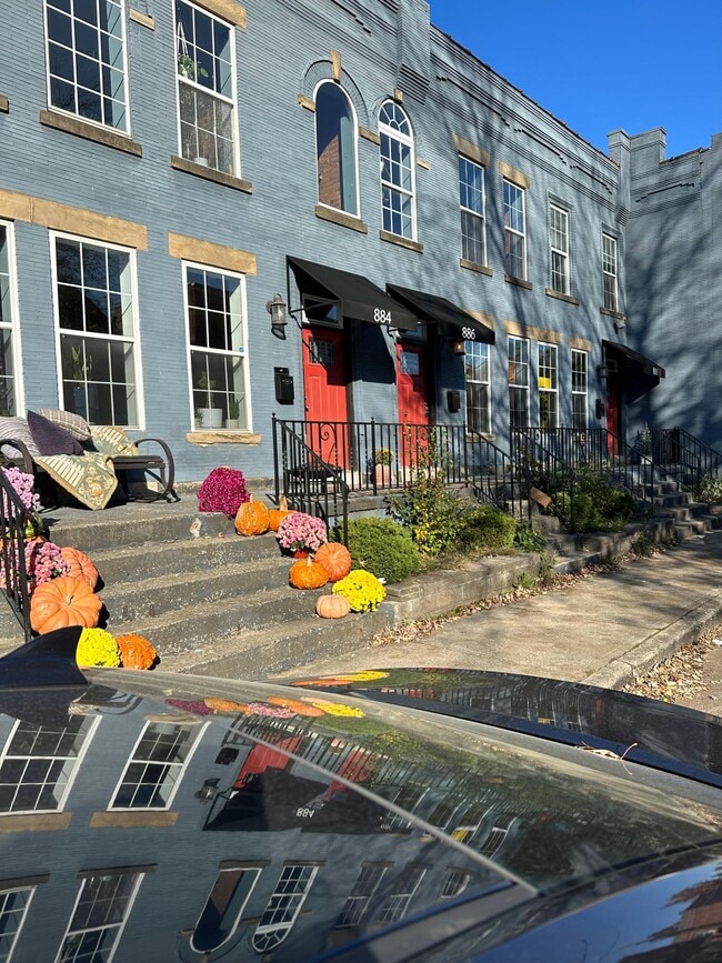 Photo - 888 Oak St