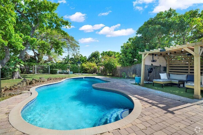 Building Photo - 6450 SW 28th St Rental