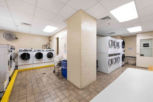 Photo - 245 E 44th St Unidad 32F