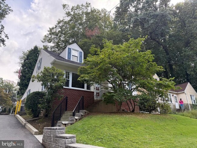 Building Photo - 823 Edge Hill Rd Rental