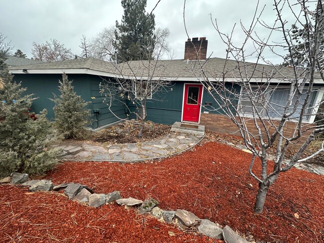 Building Photo - MIDTOWN 3 Bdrm House, All Appliances incl ...