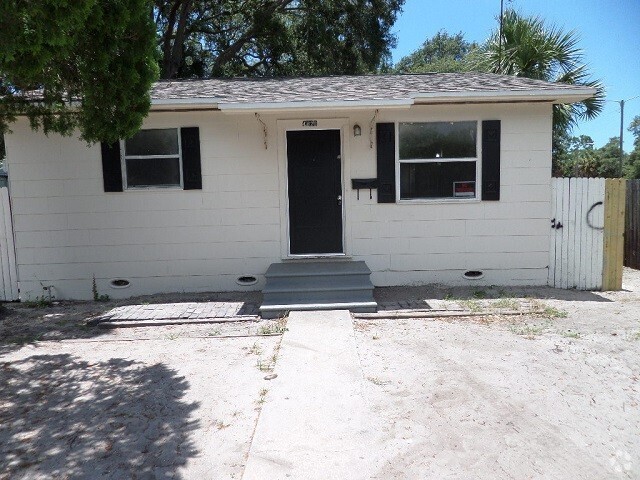 Building Photo - Large 3bdrm/1bath ** Section 8 OK ** Read... Rental