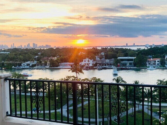 Building Photo - 6422 Collins Ave Unit 804 Rental