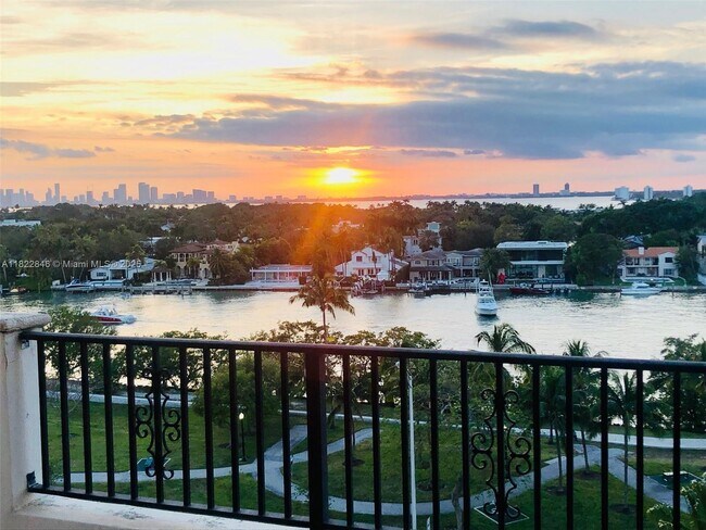 Photo - 6422 Collins Ave Unidad 804 Rental