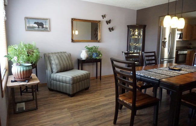 Photo - Lake Shore 4 Bedrooms