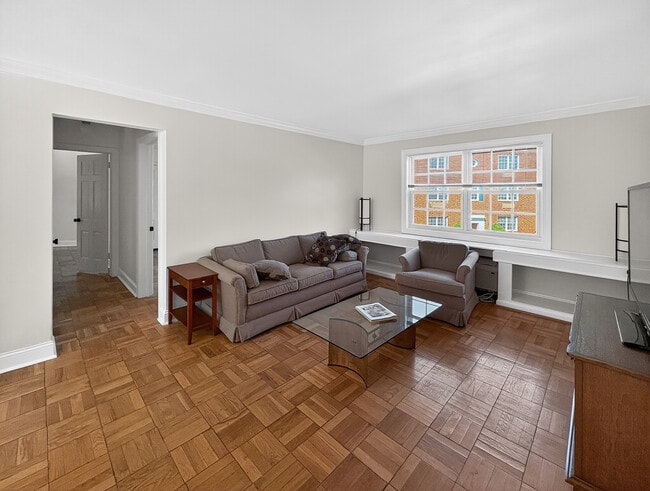 Building Photo - 1706 W Abingdon Dr Unit 202