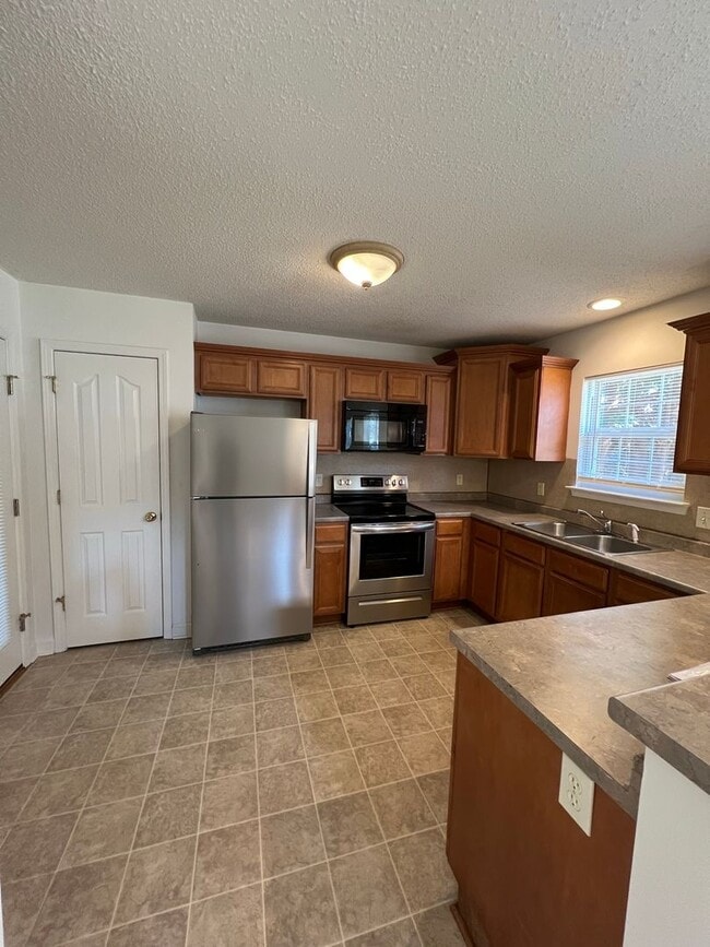 Building Photo - 203 Clusters Cir