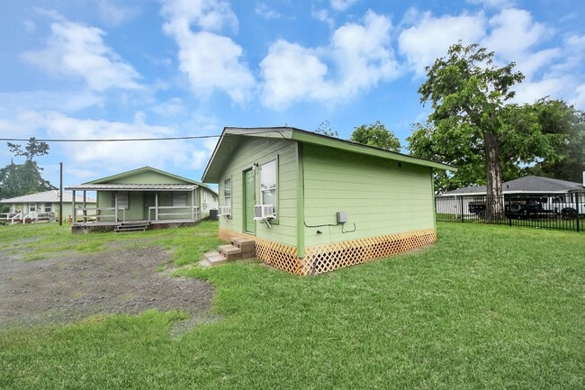 Building Photo - 17111 River Rd Unit B