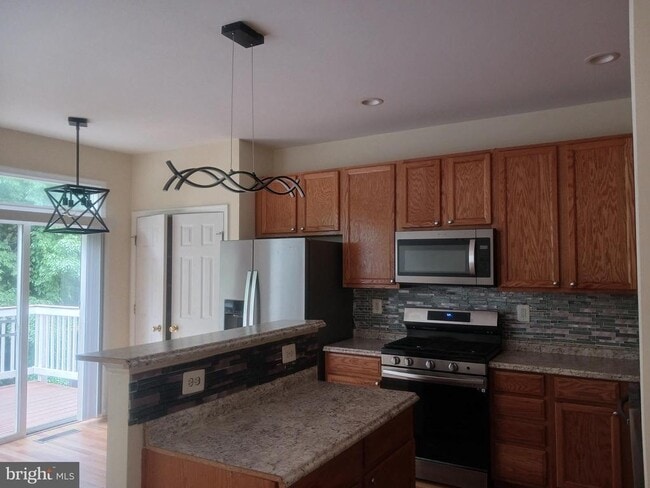 Building Photo - 205 Hillside Ct