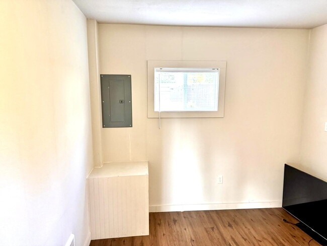 Photo - Private Detached 1-Bedroom Home – Modern Updates in Prime University Place Location Unidad 8007 G