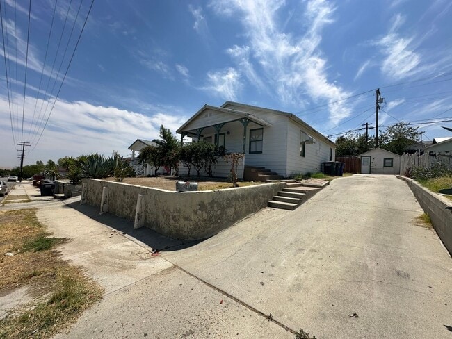 Building Photo - 417 E Street -- House & Studio!