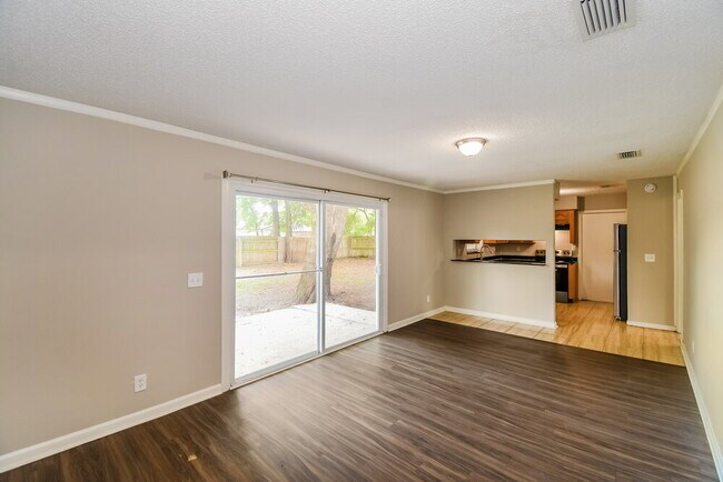 Photo - 3933 Gumwood Dr W