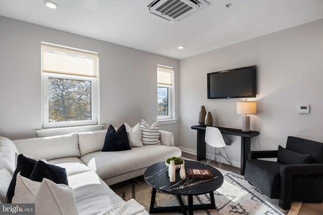 Building Photo - 3449 Scotts Ln Unit A320